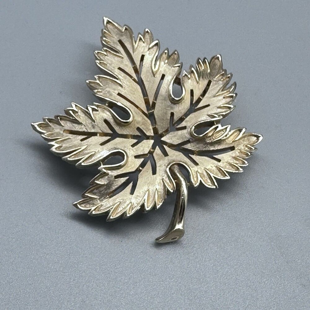 Vintage crown TRIFARI Designer signed Gold tone Fall Maple LEAF figural BROOCH